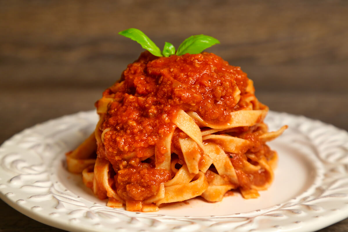 Commonly served with alfredo sauce, fettuccine is a long pasta with the perfect texture to carry thick sauces, making every bite rich with flavor. This shape is traditionally from north-central Italy and means 